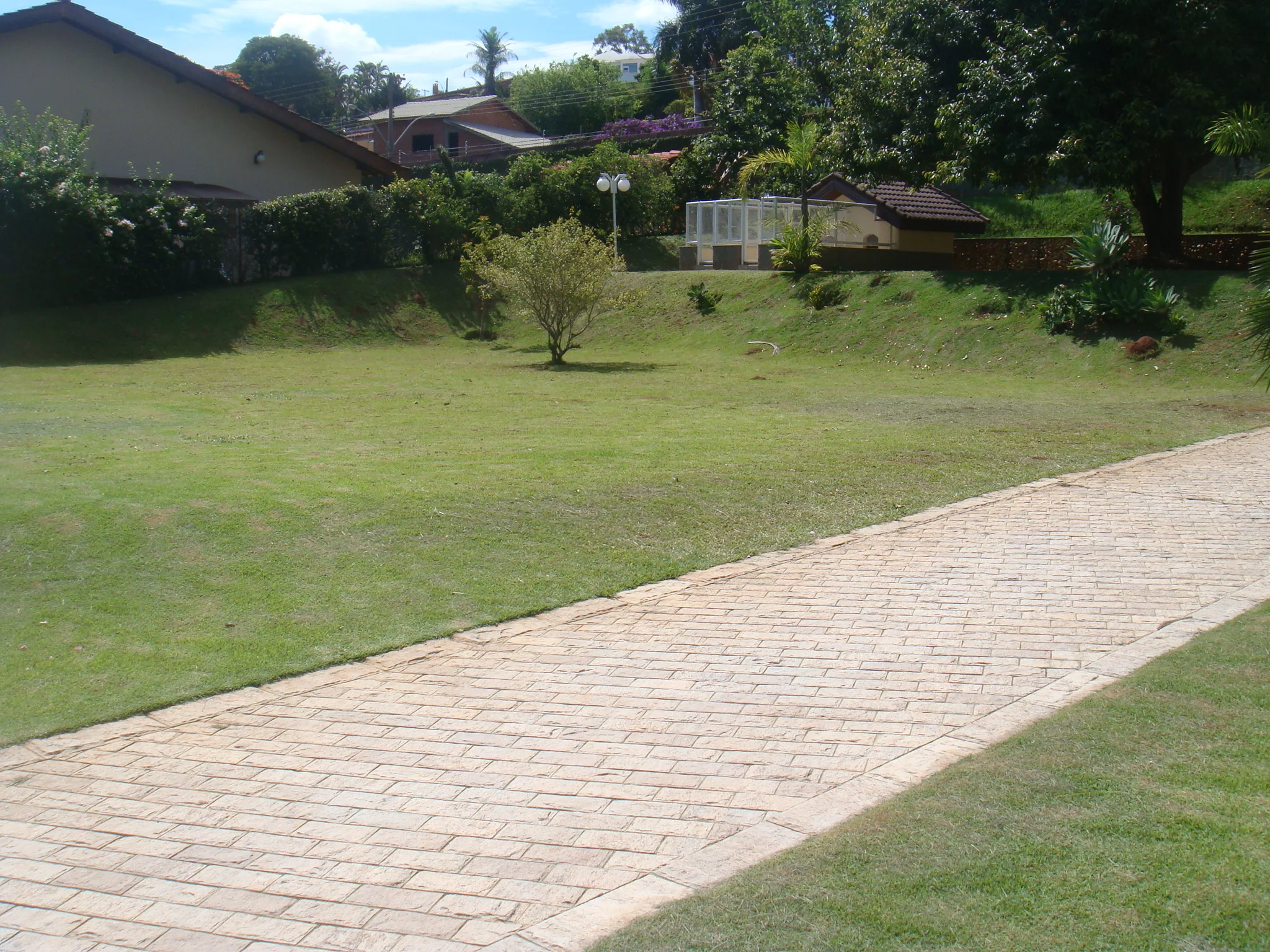 Deseja comprar uma casa a venda Village de Santa Helena ?