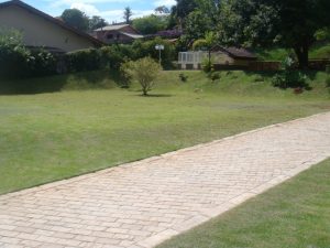 Terreno plano com excelente localização, era parte integrante de uma bela residencia mas vai ser vendido em separado .