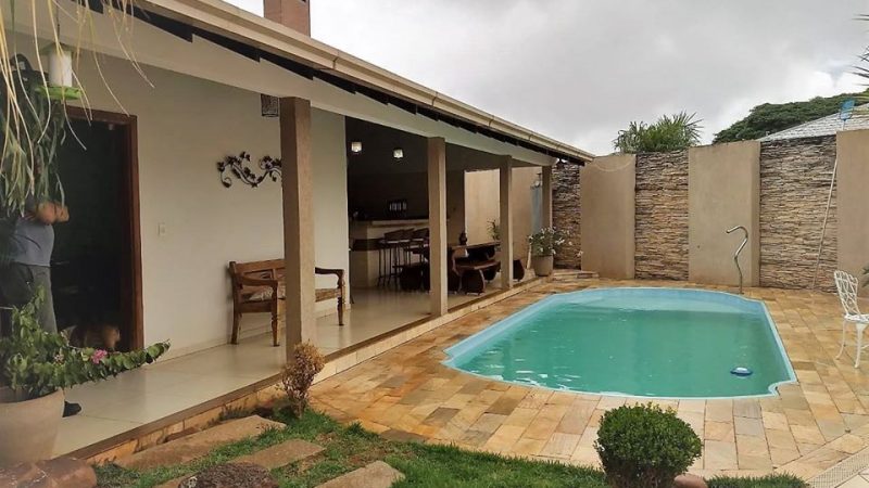 A mais exuberante casa térrea com piscina no centro de Guaira PR