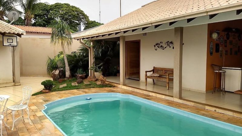 A mais exuberante casa térrea com piscina no centro de Guaira PR