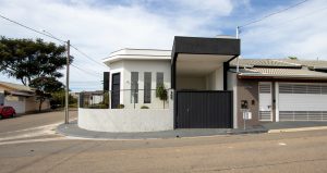 Belíssima casa de esquina, localizada no Residencial Quinta dos Vinhedos.