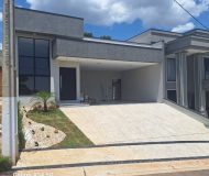 Casa plana 3 quartos sendo 2 suítes, sendo 3 banheiros e um lavabo. 4 banheiros no total. Valor de venda 1.350.000,00 Valor do condomínio 397,00 Valor do IPTU 347,00 (valor do iptu como terreno). Área de terreno 300m Área construída 160m Tem aquecimento solar nas torneiras e chuveiros Sem móveis planejados Piscina 5x2 com preparaçao pra aquecimento Infraestrutura para ar condicionado nos quartos