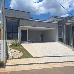 Casa plana 3 quartos sendo 2 suítes, sendo 3 banheiros e um lavabo. 4 banheiros no total. Valor de venda 1.350.000,00 Valor do condomínio 397,00 Valor do IPTU 347,00 (valor do iptu como terreno). Área de terreno 300m Área construída 160m Tem aquecimento solar nas torneiras e chuveiros Sem móveis planejados Piscina 5x2 com preparaçao pra aquecimento Infraestrutura para ar condicionado nos quartos