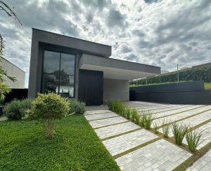 Corretor de imóveis Bragança Paulista | Casa preta Condominio Campos do Conde