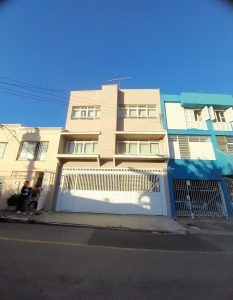 Corretor de imóveis Alexandre Bettoi Bragança Paulista | Casa rosa limão à venda na Dom Aguirre