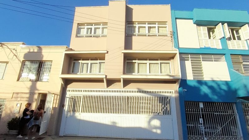 Corretor de imóveis Alexandre Bettoi Bragança Paulista | Casa rosa limão à venda na Dom Aguirre