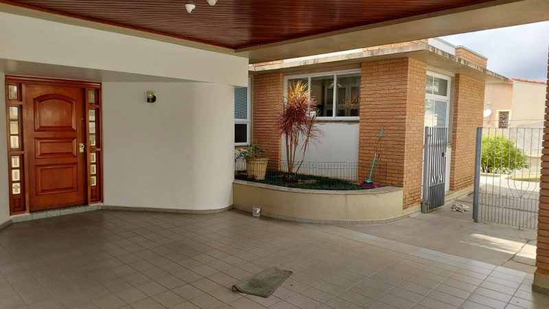 Corretor de imóveis Alexandre Bettoi Bragança Paulista | Casa amarela à venda no Jardim América