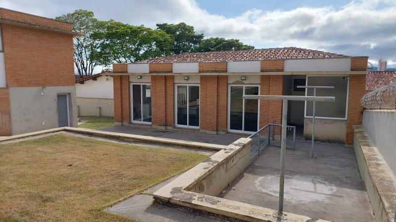 Corretor de imóveis Alexandre Bettoi Bragança Paulista | Casa amarela à venda no Jardim América