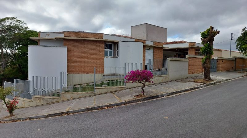 Corretor de imóveis Alexandre Bettoi Bragança Paulista | Casa amarela à venda no Jardim América