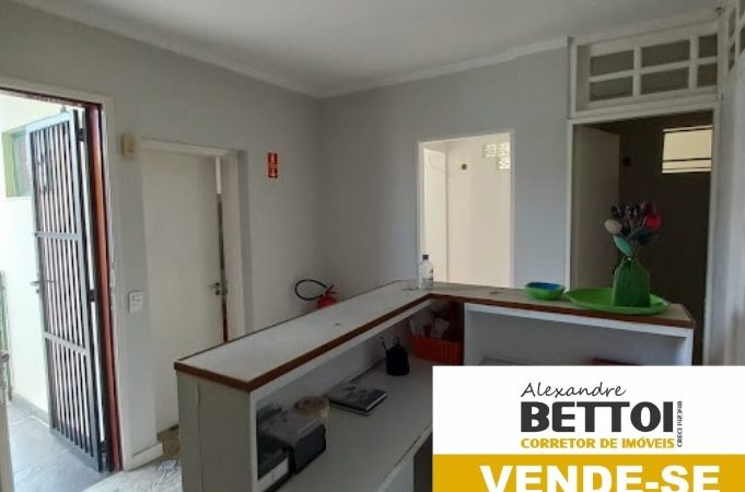 Casa residencial /Comercial no centro com 3 grandes suítes rica em armários