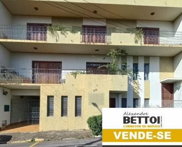 Casa residencial /Comercial no centro com 3 grandes suítes rica em armários